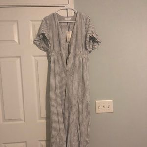A loves a jumpsuit size S NWT
